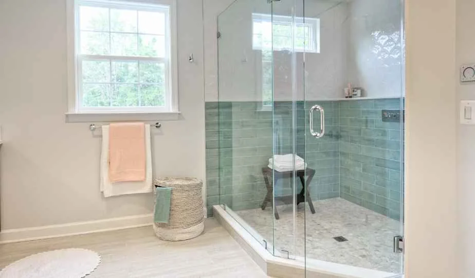 Duşakabin montajı sonrası cam kabinli banyo